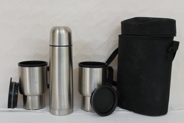 The thermos set, with coffee mugs, here at Brossac Braderie