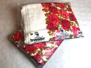 large-white-bath-towels-with-red-rose-pattern