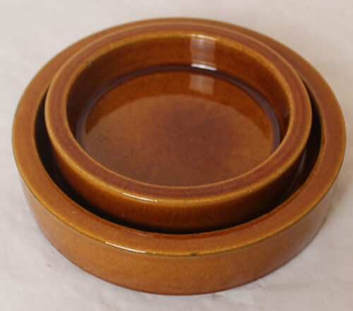2 brown ceramic dishes